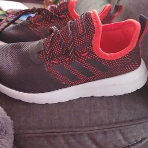 Boy size 5 Adidas tennis shoes